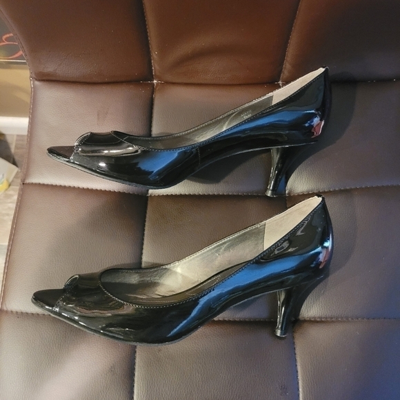 Tahari Patent Leather Peep Toes ♥️ - Picture 5 of 7
